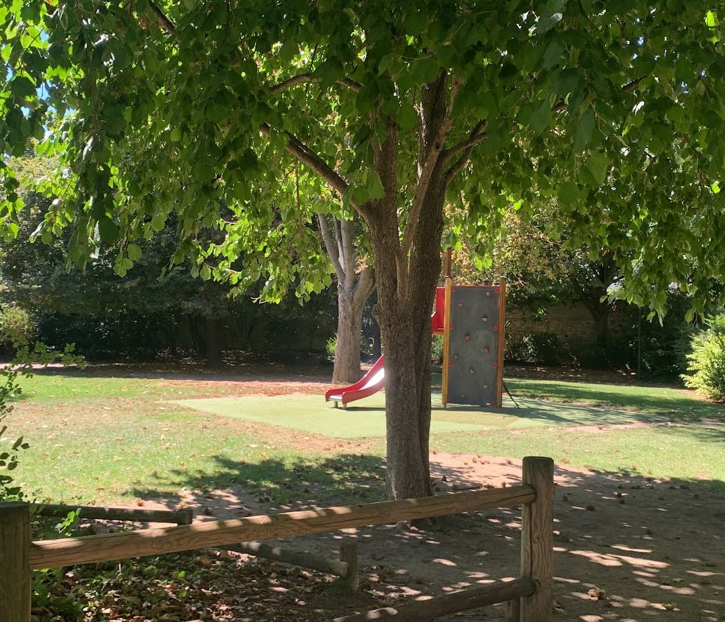 Square du Docteur Gilbert 2